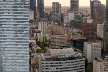 Modern gökdelenlerin ve Varşova 'daki iş merkezlerinin panoramik manzarası. Şehir merkezinin yukarıdan görünüşü. Varşova, Polonya, 30 Haziran 2023