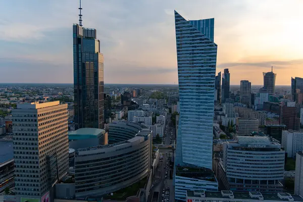 Modern gökdelenlerin ve Varşova 'daki iş merkezlerinin panoramik manzarası. Şehir merkezinin yukarıdan görünüşü. Varşova, Polonya, 30 Haziran 2023