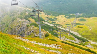 Teleferik, dağları Kasprowy Wierch Polonya 'nın tepesine taşıyor.