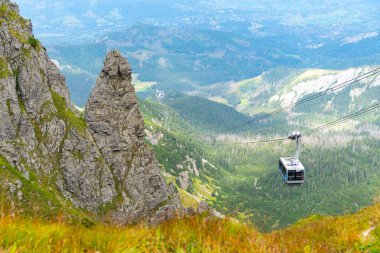 Teleferik, dağları Kasprowy Wierch Polonya 'nın tepesine taşıyor.