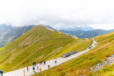 Kasprowy Wierch Polonya 'nın tepesindeki dağların manzarası.