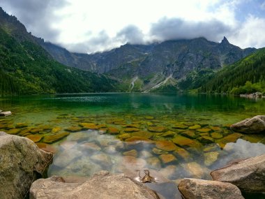 Dağ gölü zirvesi Morskie Oko Zakopane Polonya manzarası