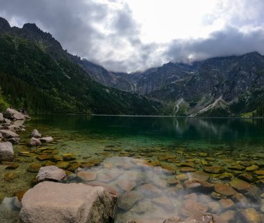 Dağ gölü zirvesi Morskie Oko Zakopane Polonya manzarası