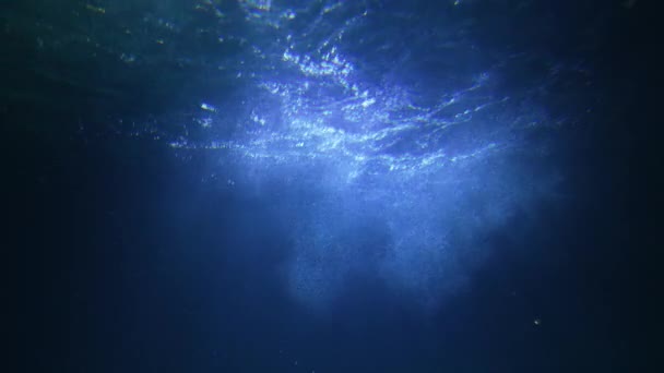 穿过水的光线 — 图库视频影像