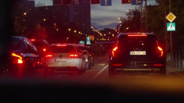 Gece trafiği sıkışıklığı sürüyor Yavaş çekim şehir Wroclaw Polonya