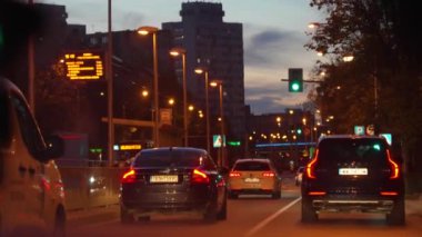 Gece trafiği sıkışıklığı sürüyor Yavaş çekim şehir Wroclaw Polonya