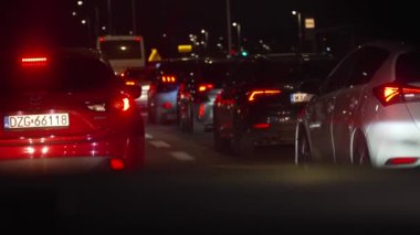 Gece trafiği sıkışıklığı sürüyor Yavaş çekim şehir Wroclaw Polonya