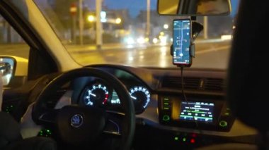 Trafiği kontrol eden gece araba rotası şehir Wroclaw Polonya 21 Kasım 2023