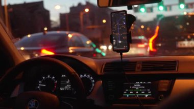 Gece arabasının seyir rotasını kontrol eder