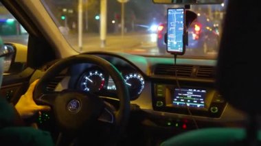 Wroclaw şehrinde gece trafiğinde araba kullanıyor. Polonya 21 Kasım 2023
