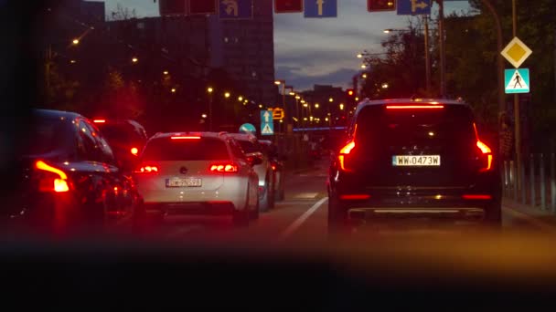 Gece Trafiği Sıkışıklığı Sürüyor Yavaş Çekim Şehir Wroclaw Polonya — Stok video