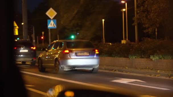 Οδηγεί Νυχτερινή Κυκλοφορία Αυτοκινήτων Μαρμελάδα Αργή Κίνηση Πόλη Wroclaw Πολωνία — Αρχείο Βίντεο