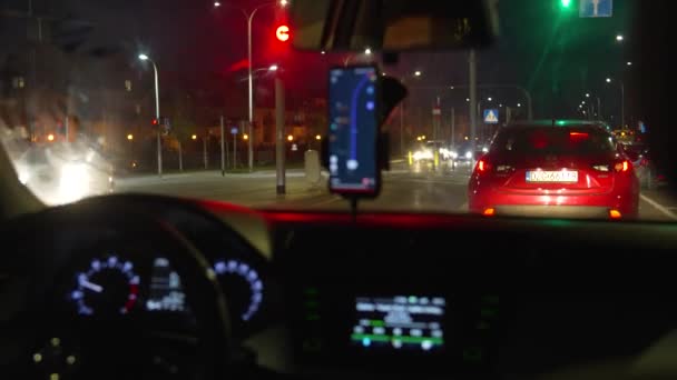 Styr Natt Bil Navigator Kurs Trafik Stad Wroclaw Polen November — Stockvideo