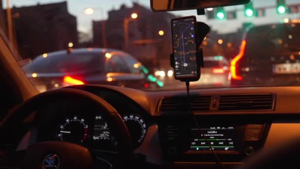 Steuert Den Nächtlichen Autonavigator Kurs Verkehr Stadt — Stockvideo