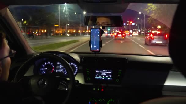 2023年11月21日 波兰弗罗茨拉夫市的夜间交通中开车 — 图库视频影像
