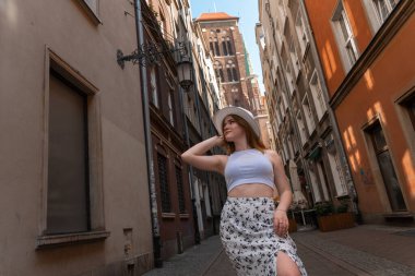 Gdansk Polonya şehrinin arka planında beyaz şapkalı kız Avrupa