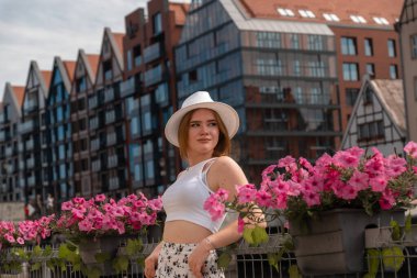 Gdansk Polonya şehrinin arka planında beyaz şapkalı kız Avrupa