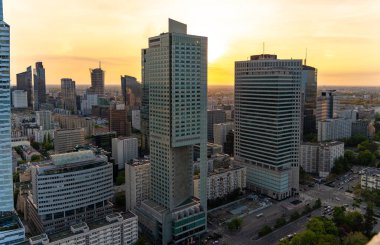 Modern gökdelenlerin ve Varşova 'daki iş merkezlerinin panoramik manzarası. Şehir merkezinin yukarıdan görünüşü. Varşova, Polonya.