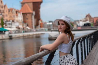 Gdansk Polonya şehrinin arka planında beyaz şapkalı kız Avrupa