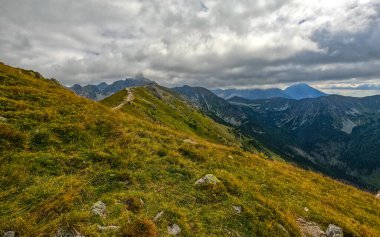 Kasprowy Wierch Polonya 'nın tepesindeki dağların manzarası.