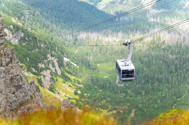 Teleferik, dağları Kasprowy Wierch Polonya 'nın tepesine taşıyor.