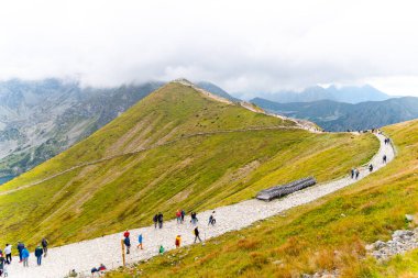 Kasprowy Wierch Polonya 'nın tepesindeki dağların manzarası.