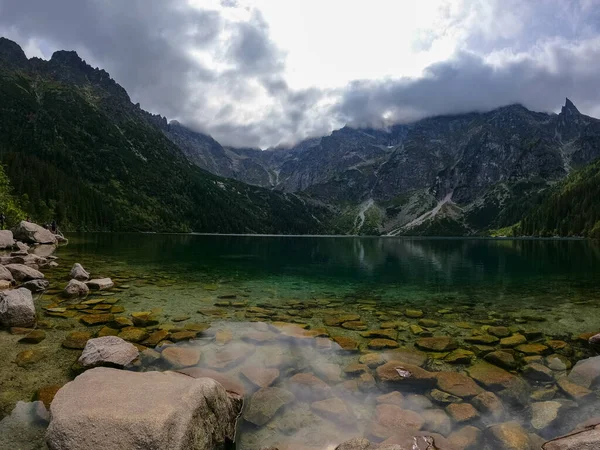 Dağ gölü zirvesi Morskie Oko Zakopane Polonya manzarası