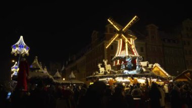 Noel süslemeleri Yeni Yıl 'ın ışıklarını parlatıyor Polonya' yı 3 Aralık 2023