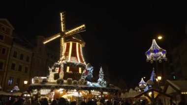 Noel süslemeleri Yeni Yıl 'ın ışıklarını parlatıyor Polonya' yı 3 Aralık 2023