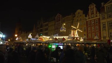 Noel süslemeleri Yeni Yıl 'ın ışıklarını parlatıyor Polonya' yı 3 Aralık 2023