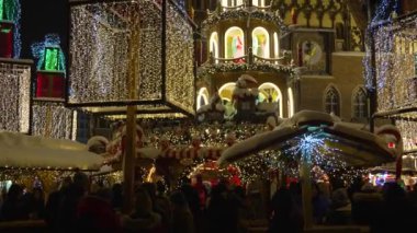 Noel süslemeleri Yeni Yıl 'ın ışıklarını parlatıyor Polonya' yı 3 Aralık 2023