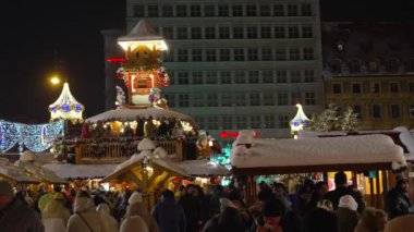 Noel süslemeleri Yeni Yıl 'ın ışıklarını parlatıyor Polonya' yı 3 Aralık 2023