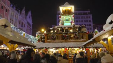 Noel süslemeleri Yeni Yıl 'ın ışıklarını parlatıyor Polonya' yı 3 Aralık 2023