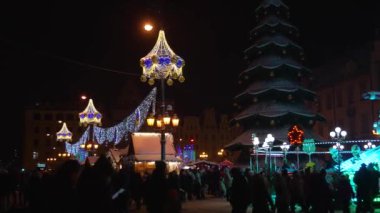 Noel süslemeleri Yeni Yıl 'ın ışıklarını parlatıyor Polonya' yı 3 Aralık 2023
