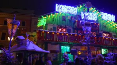 Noel süslemeleri Yeni Yıl 'ın ışıklarını parlatıyor Polonya' yı 3 Aralık 2023