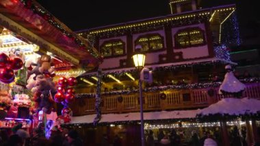 Noel süslemeleri Yeni Yıl 'ın ışıklarını parlatıyor Polonya' yı 3 Aralık 2023