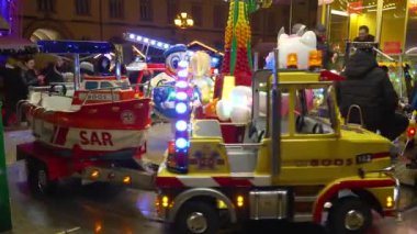 Noel süslemeleri Yeni Yıl 'ın ışıklarını parlatıyor Polonya' yı 3 Aralık 2023