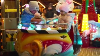 Noel süslemeleri Yeni Yıl 'ın ışıklarını parlatıyor Polonya' yı 3 Aralık 2023