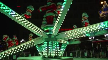 Noel süslemeleri atlıkarınca parıltısı ışıkları Yeni Yıl Polonya 'yı 3 Aralık 2023