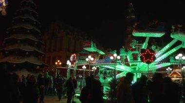 Noel süslemeleri atlıkarınca parıltısı ışıkları Yeni Yıl Polonya 'yı 3 Aralık 2023