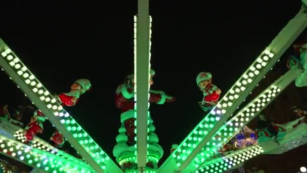 Weihnachtsdekorationen Karussell Fahren Glühende Lichter Neujahr Breslau Polen Dezember 2023 — Stockvideo