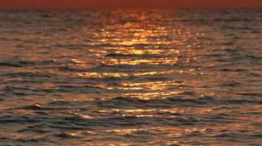 Okyanusta gün doğumu