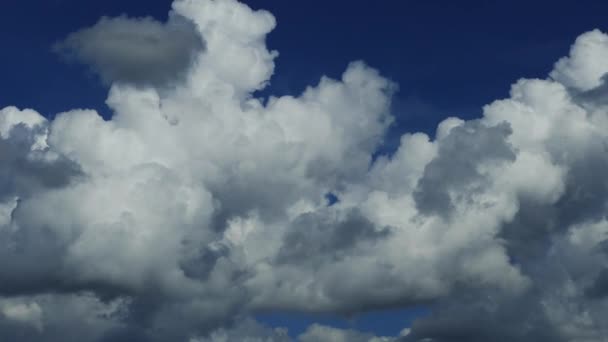 Lapso Tiempo Nubes Flotan Través Del Cielo Contra Cielo Azul — Vídeos de Stock