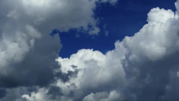 Upływ Czasu Chmury Unoszą Się Nad Niebem Tle Błękitnego Nieba — Wideo stockowe