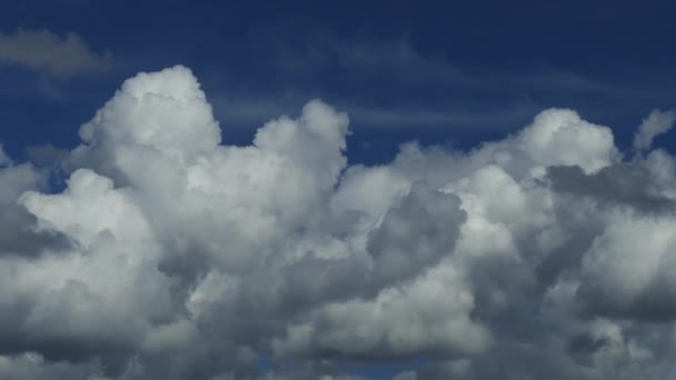 Zaman Hızlandırılmış Bulutlar Mavi Gökyüzüne Karşı Gökyüzünde Yüzerler — Stok video