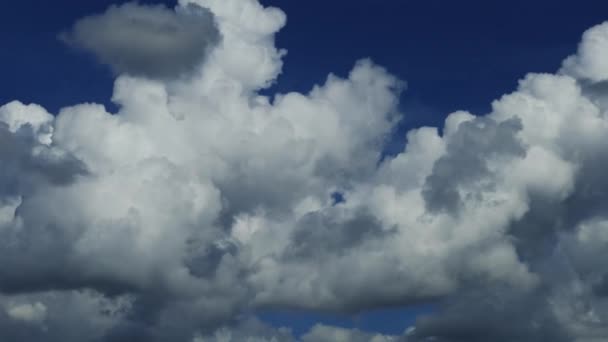 时间流逝 云彩在蓝天的映衬下掠过天空 — 图库视频影像
