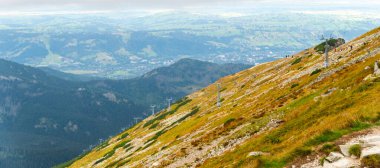 Teleferik, dağları Kasprowy Wierch Polonya 'nın tepesine taşıyor.