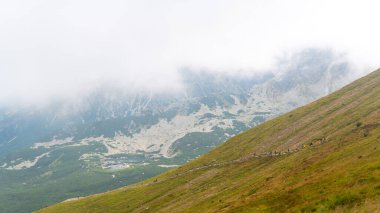 Kasprowy Wierch Polonya 'nın tepesindeki dağların manzarası.