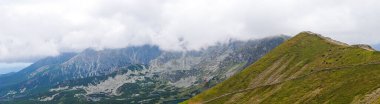 Kasprowy Wierch Polonya 'nın tepesindeki dağların manzarası.