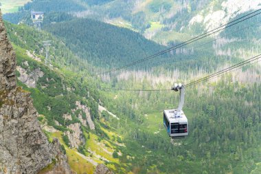 Teleferik, dağları Kasprowy Wierch Polonya 'nın tepesine taşıyor.